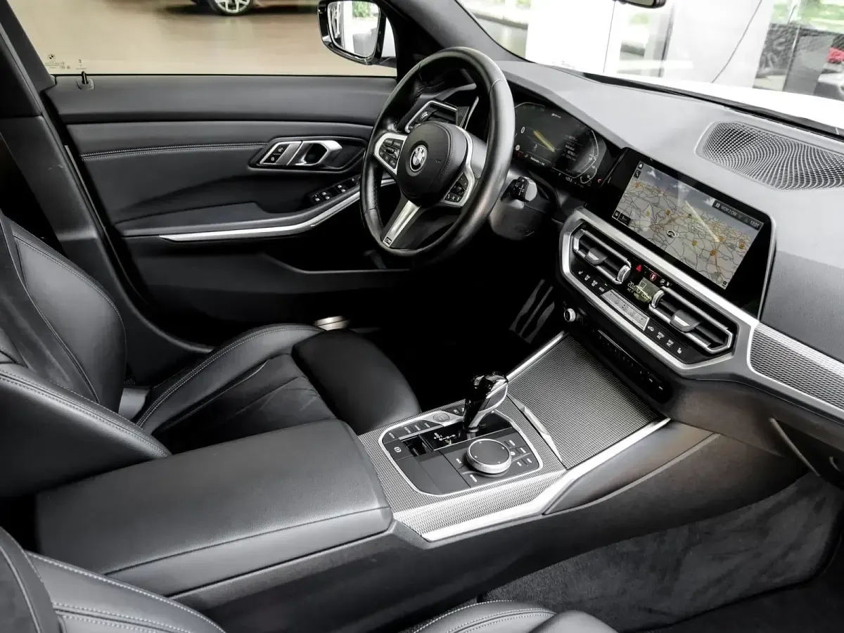 Gebraucht BMW 330 M Sport 184 PS (135 kW) 2022 Alcantara/sensateckombinatio Kombi