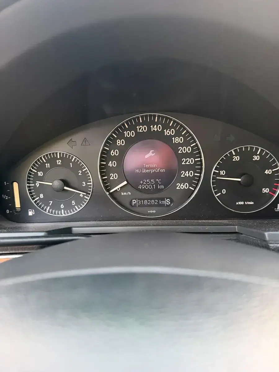 Gebraucht Mercedes E220 150 PS (110 kW) 2002 Silber Limousine