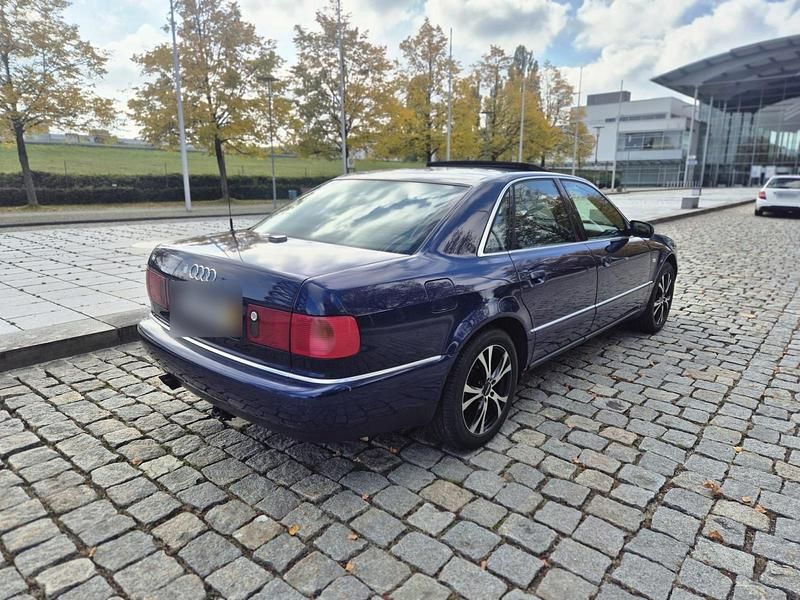 Second-hand Audi A8 310 CP (228 kW) 2000 Albastru Berlinǎ