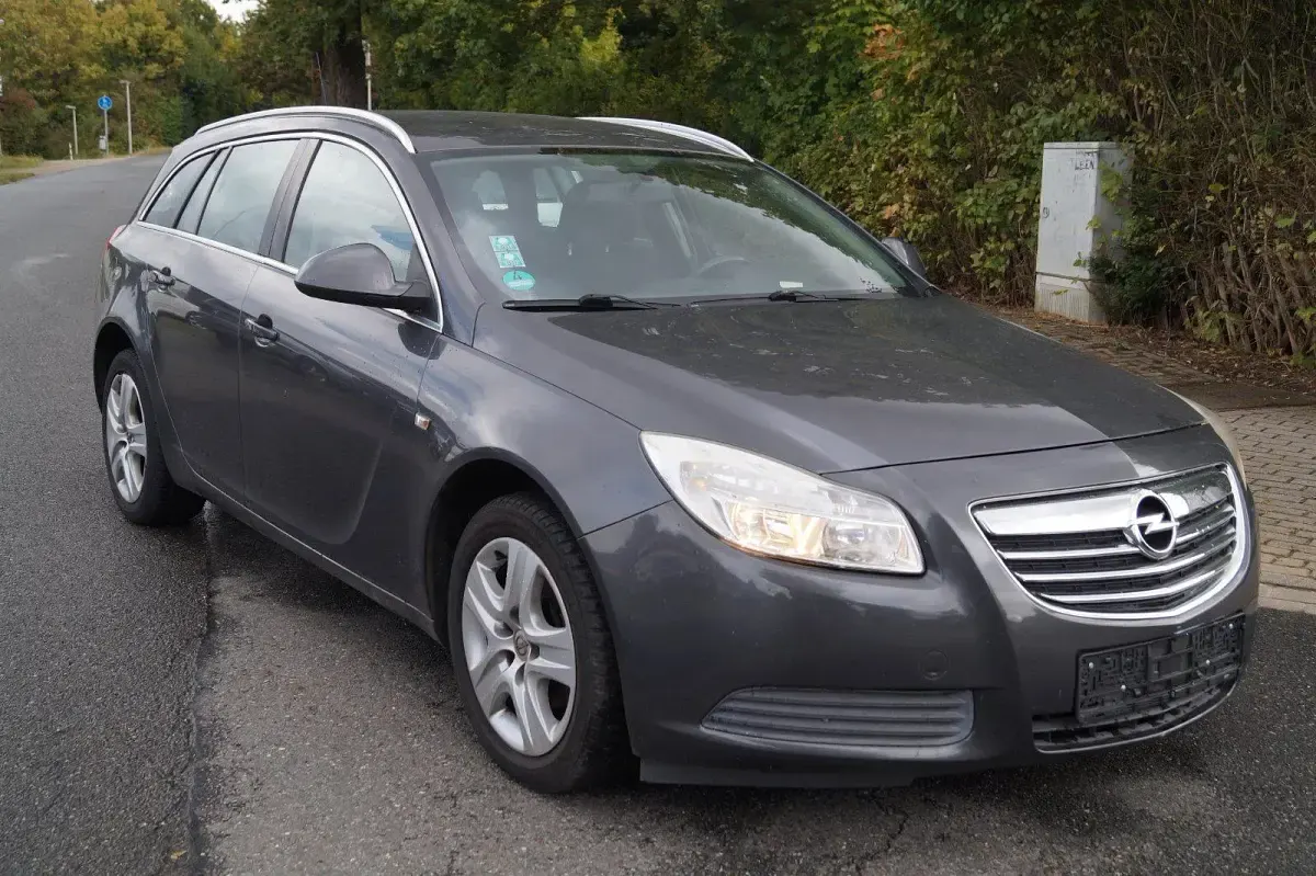 Gebraucht Opel Insignia Edition 140 PS (102 kW) 2010 Grau Kombi