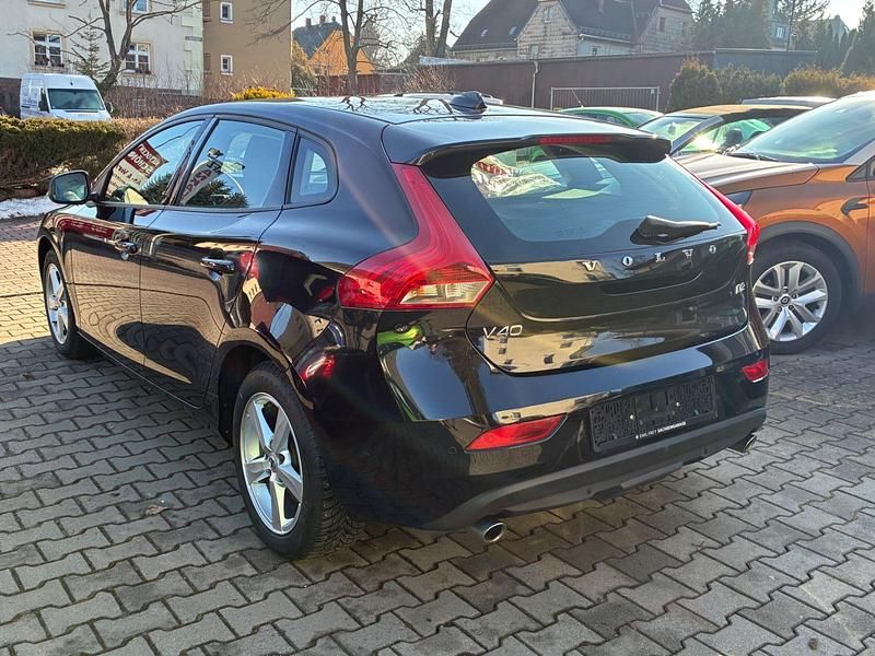 Gebraucht Volvo V40 Momentum 120 PS (88 kW) 2019 Onyx black / metallic Kombi