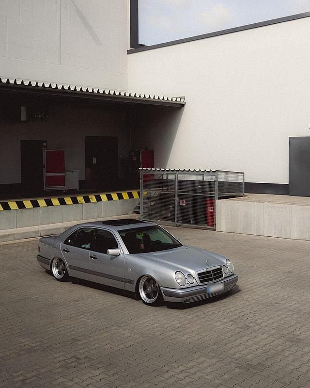 Gebraucht Mercedes E280 193 PS (141 kW) 1996 Silber Limousine