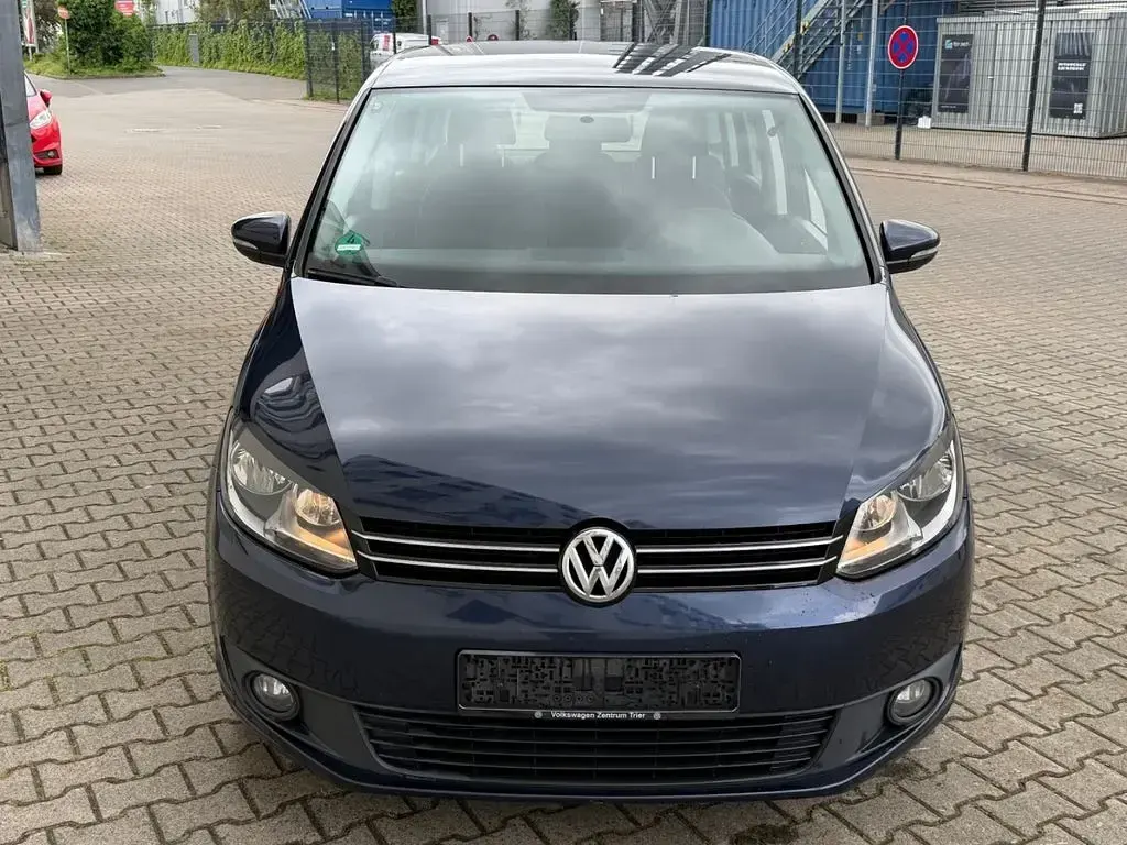 Gebraucht VW Touran Trendline 105 PS (77 kW) 2015 Blau Van / Kleinbus