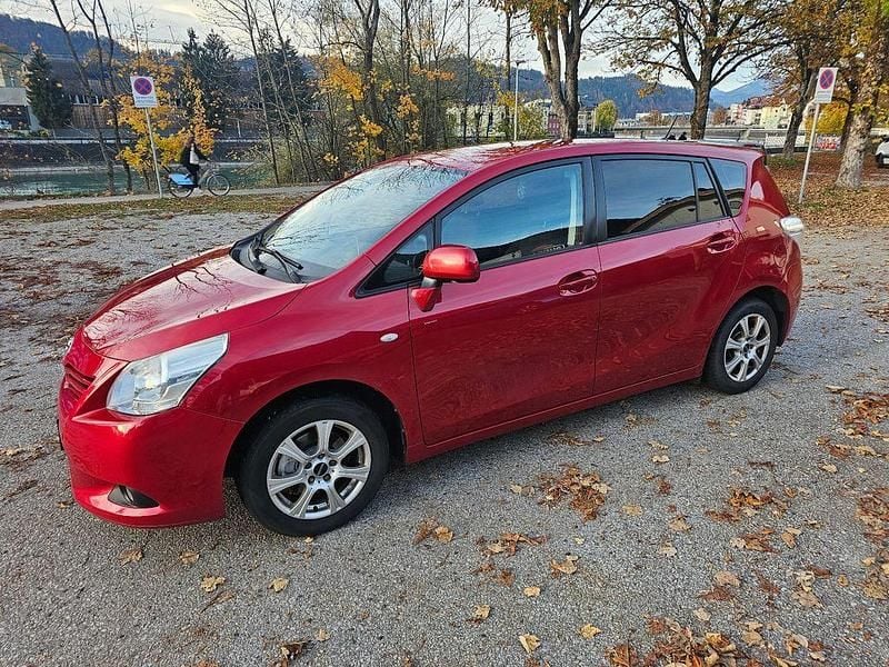 Gebraucht Toyota Verso Life 132 PS (97 kW) 2011 Rot Van / Kleinbus