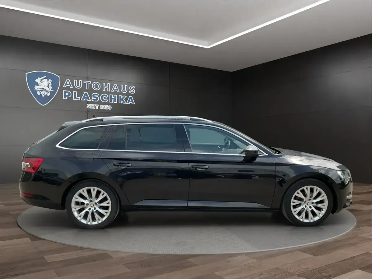 Gebraucht Skoda Superb Premium Edition 150 PS (110 kW) 2022 Schwarzmagic perleffekt Kombi