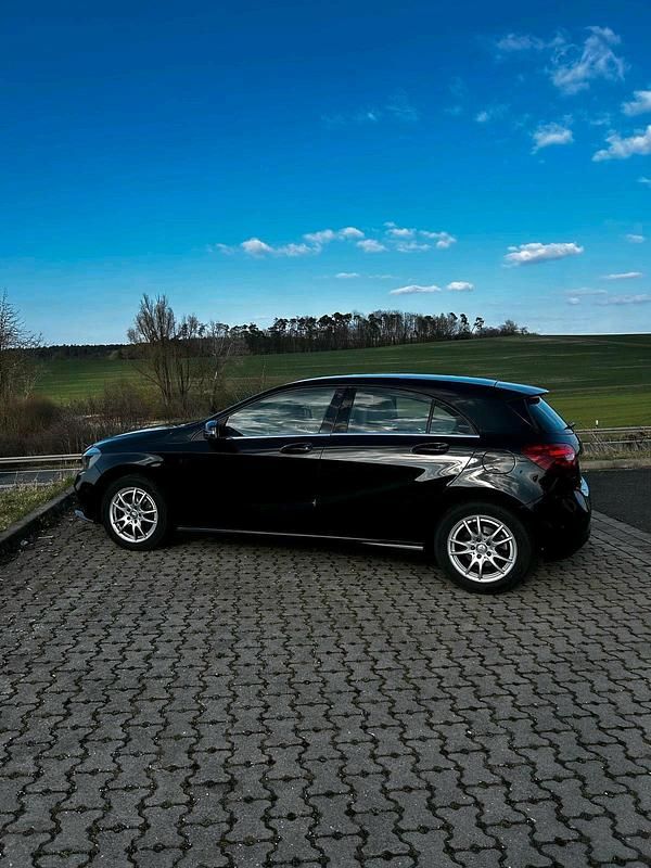 Gebraucht Mercedes A180 109 PS (80 kW) 2016 Schwarz Kleinwagen