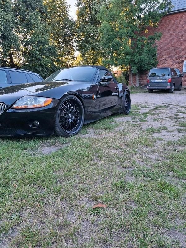 Schwarz Gebraucht 2004 BMW Z4 Cabrio | 9.499 € (Superpreis) - Bild 1/4