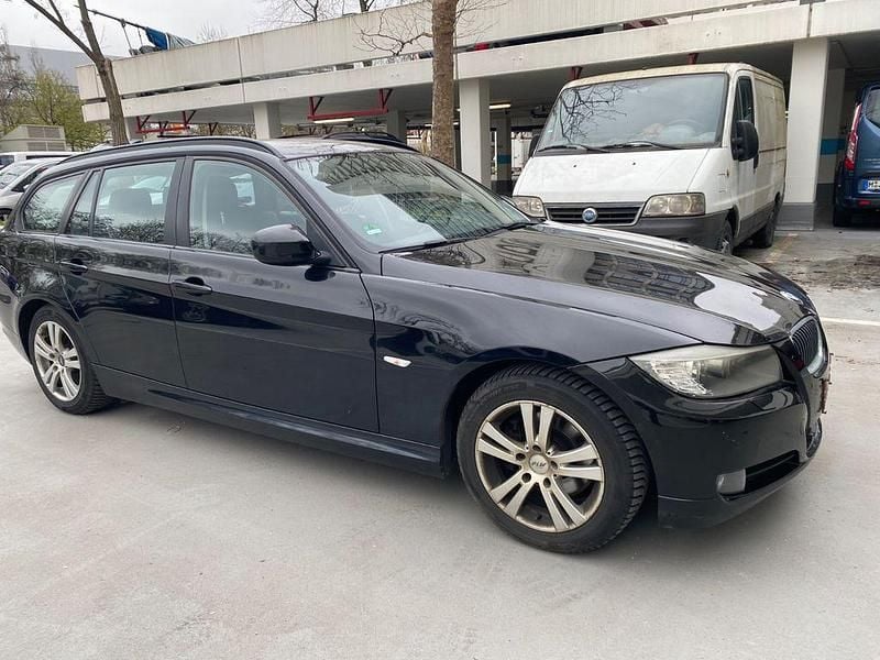 Gebraucht BMW 318 143 PS (105 kW) 2010 Schwarz Limousine