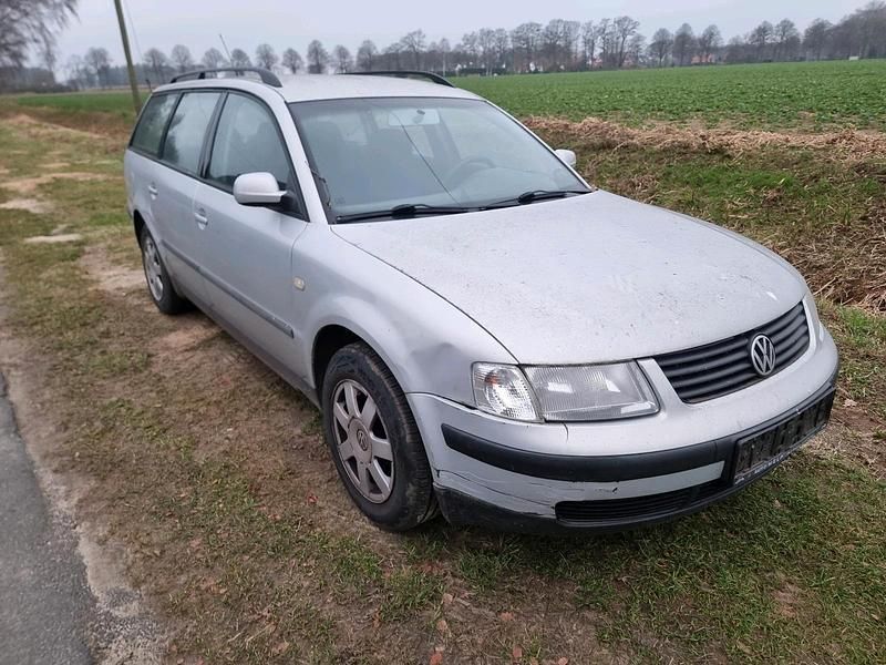 Silber Gebraucht 2000 VW Passat Kombi | 500 € (Superpreis) - Bild 1/4