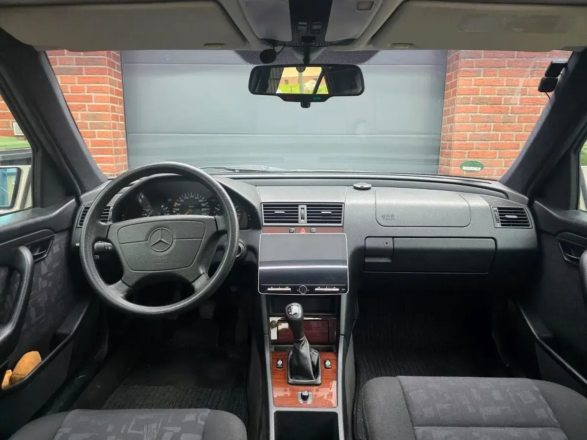 Gebraucht Mercedes C180 Classic 122 PS (89 kW) 1997 Schwarz Limousine