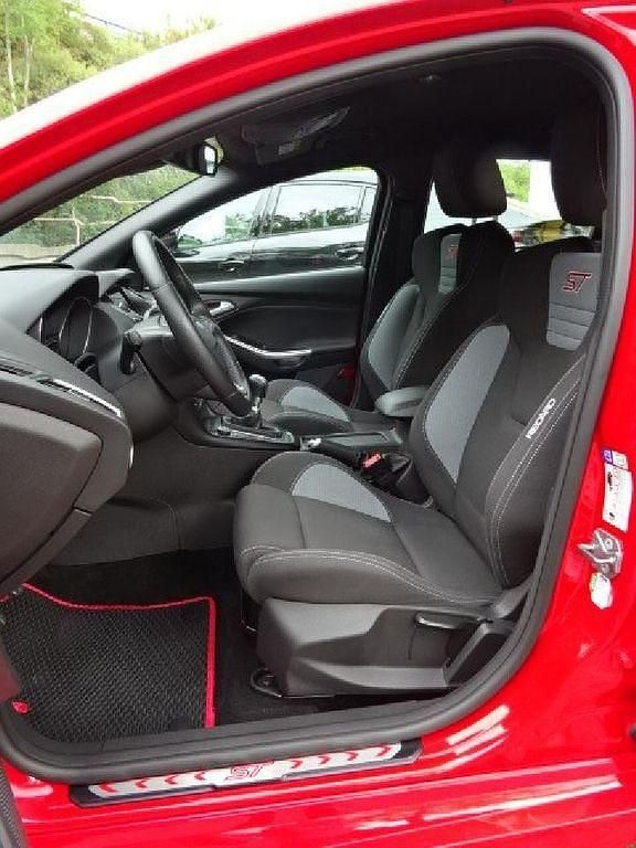 Gebraucht Ford Focus ST 250 PS (183 kW) 2018 Racerot (metallic) Limousine