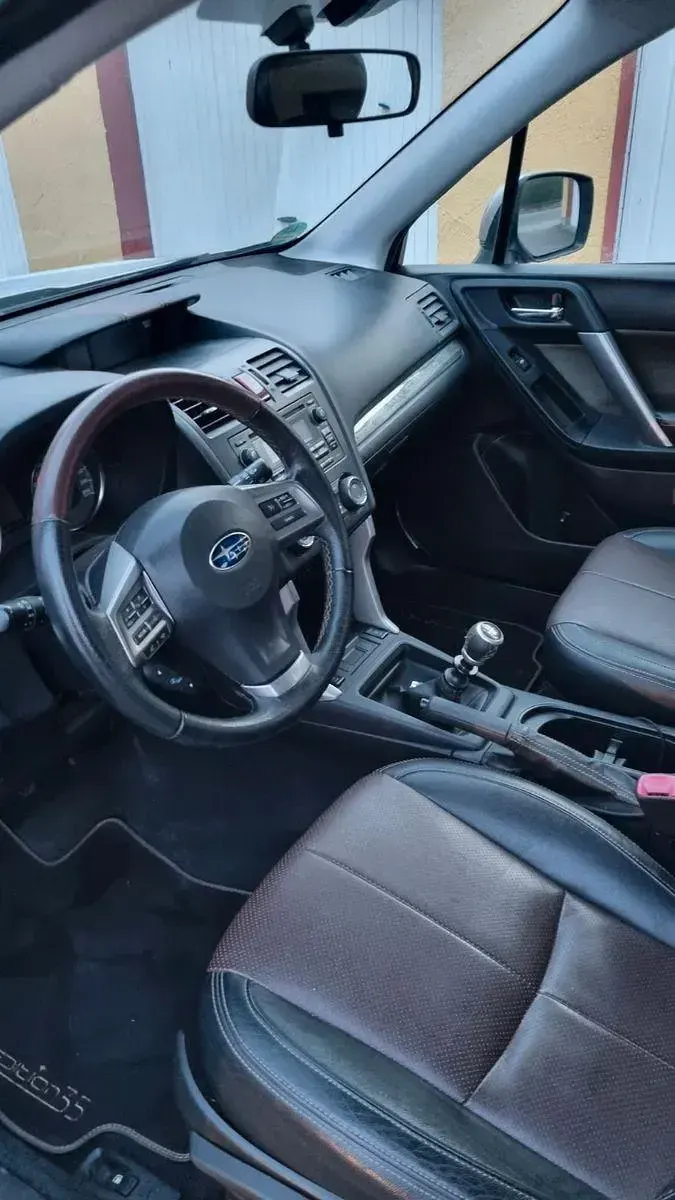 Käytetty Subaru Forester 147 HP (108 kW) 2015 Hopea Katumaasturi