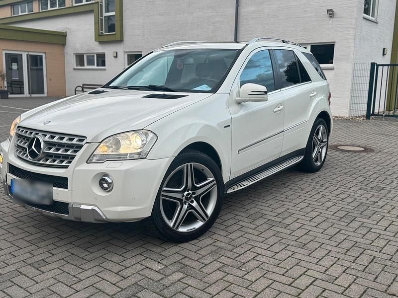 Weiß Gebraucht 2011 Mercedes ML300 AMG SUV | 12.999 € (Guter Preis) - Bild 1/4