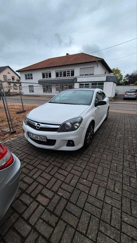 Weiß Gebraucht 2010 Opel Astra GTC OPC Coupé | 1.500 € - Bild 1/4