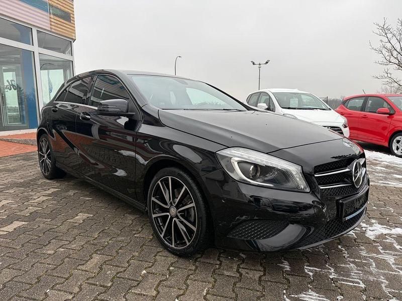 Gebraucht Mercedes A180 Style 122 PS (89 kW) 2015 Schwarz Limousine