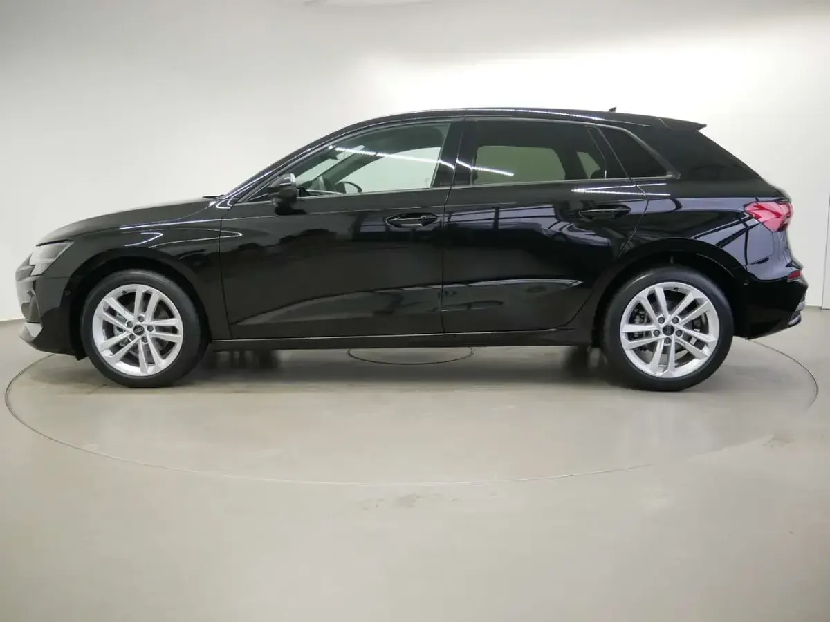 Używany Audi A3 Advanced 150 KM (110 kW) 2025 Czarny Sedan/Limuzyna