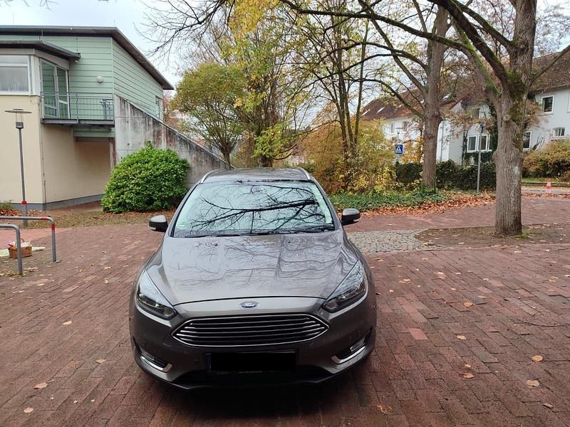 Grau Gebraucht 2015 Ford Focus Kombi | 10.500 € (Etwas zu teuer) - Bild 1/4