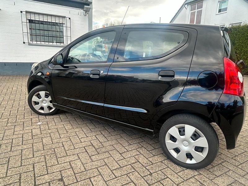 Gebraucht Suzuki Alto 65 PS (47 kW) 2012 Schwarz Kleinwagen