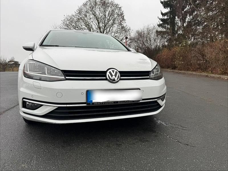 Weiß Gebraucht 2017 VW Golf VII Edition Kombi | 11.500 € (Etwas zu teuer) - Bild 1/4