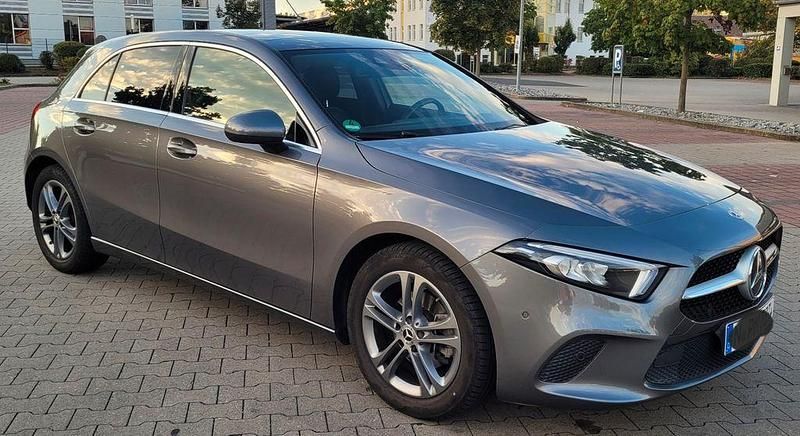Grau Gebraucht 2019 Mercedes A180 Progressive Limousine | 20.699 € (Guter Preis) - Bild 1/4
