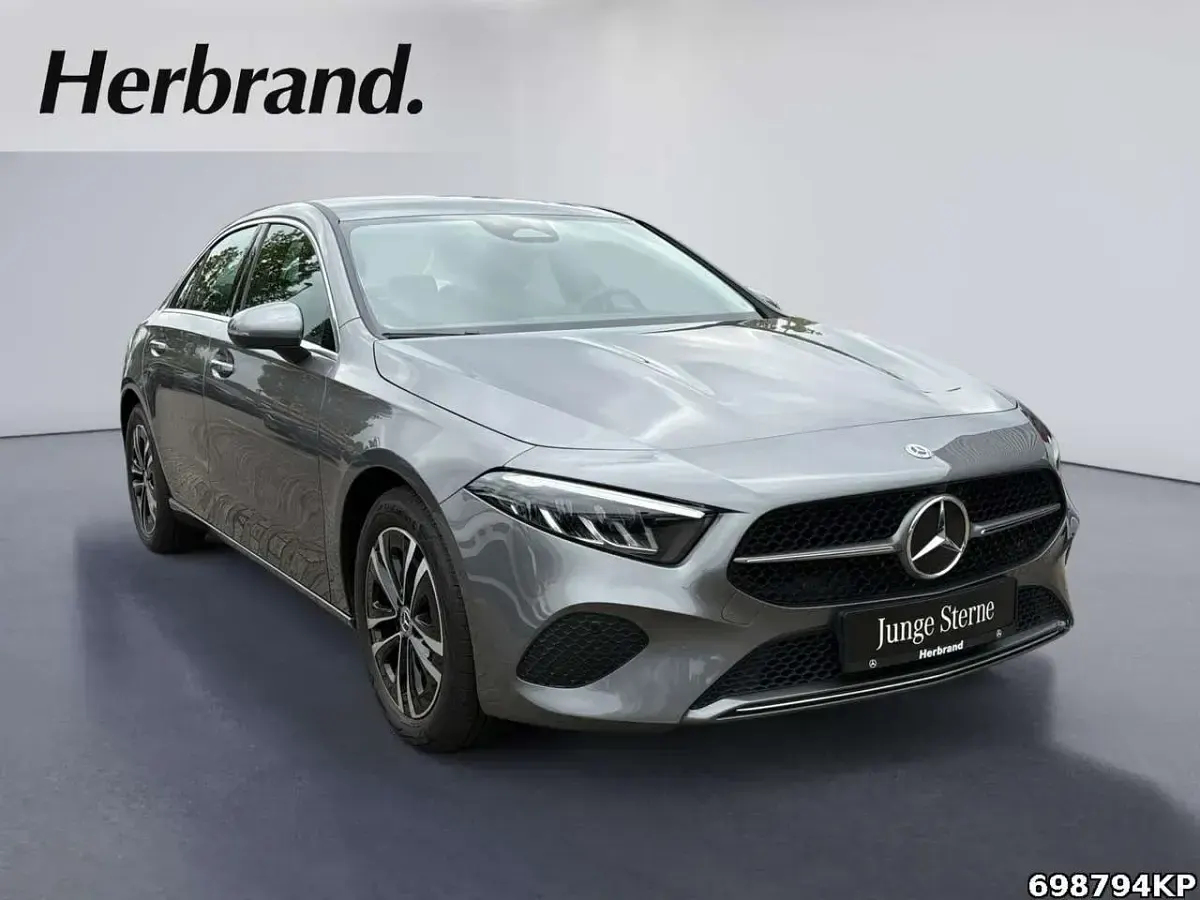 Gebraucht Mercedes A200 Progressive 163 PS (119 kW) 2025 Metalliclack mountaingrau Limousine