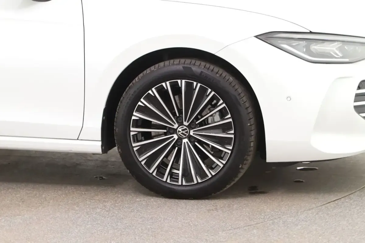 Gebraucht VW Passat Elegance 150 PS (110 kW) 2025 Oryxweiß perlmutteffekt Kombi