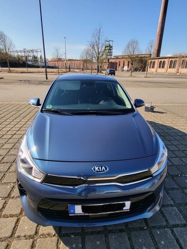 Blau Gebraucht 2017 Kia Rio Limousine | 12.600 € (Etwas zu teuer) - Bild 1/4