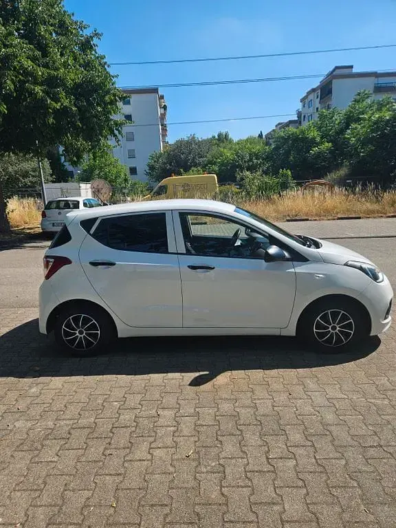 Gebraucht Hyundai i10 67 PS (49 kW) 2016 Weiß Kleinwagen