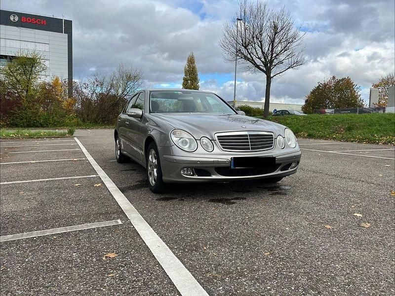 Silber Gebraucht 2004 Mercedes E280 Classic Limousine | 6.650 € (Fairer Preis) - Bild 1/4