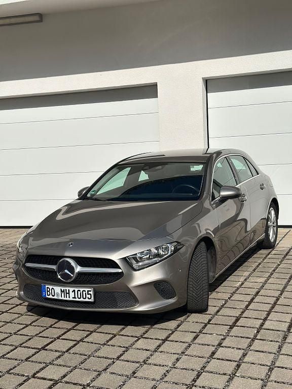 Silber Gebraucht 2020 Mercedes A180 Limousine | 21.000 € (Fairer Preis) - Bild 1/4