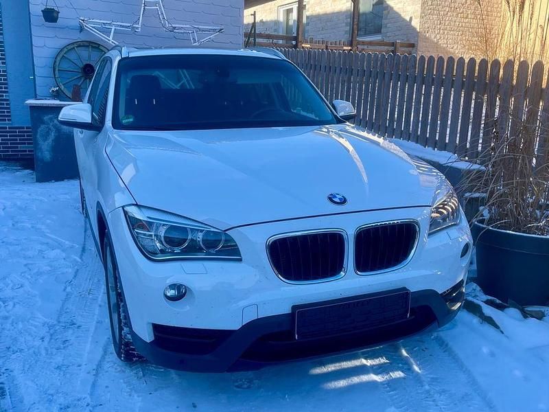 Weiß Gebraucht 2013 BMW X1 Sport Line SUV | 9.999 € (Fairer Preis) - Bild 1/4
