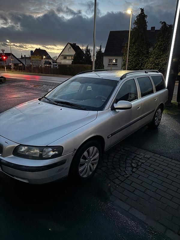 Silber Gebraucht 2002 Volvo V70 Kombi | 950 € - Bild 1/4