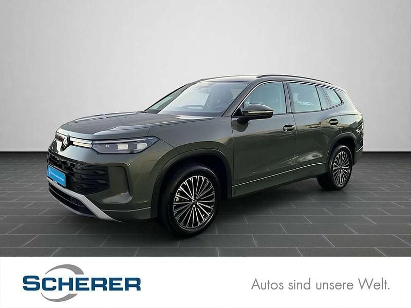 Cipressinogrün metallic (metallic) Gebraucht 2025 VW Tayron S SUV | 45.600 € (Superpreis) - Bild 1/3