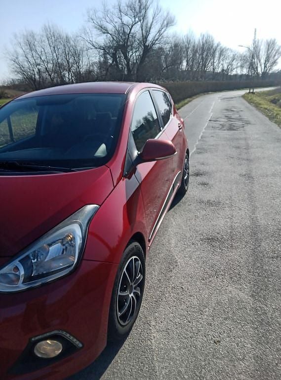 Gebraucht Hyundai i10 Style 67 PS (49 kW) 2015 Rot Kleinwagen