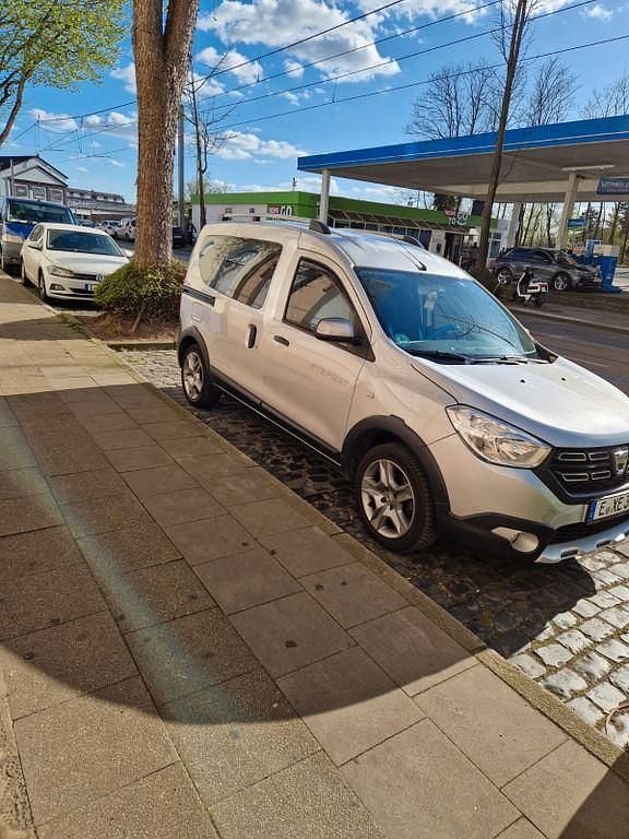 Grau Gebraucht 2018 Dacia Dokker Celebration Van / Kleinbus | 10.700 € (Guter Preis) - Bild 1/4