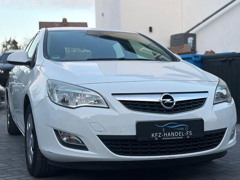 Używany Opel Astra Edition 120 KM (88 kW) 2012 Biały Sedan/Limuzyna