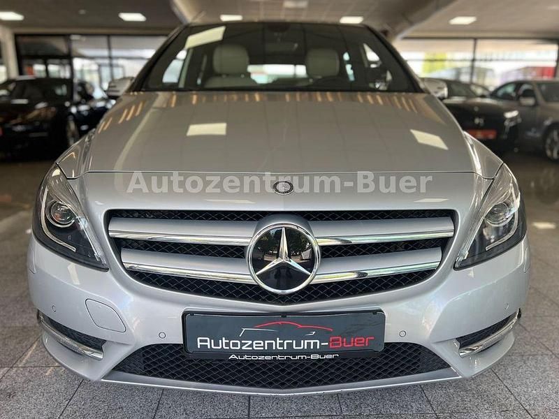 Silber Gebraucht 2012 Mercedes B180 Van / Kleinbus | 12.990 € (Fairer Preis) - Bild 1/4