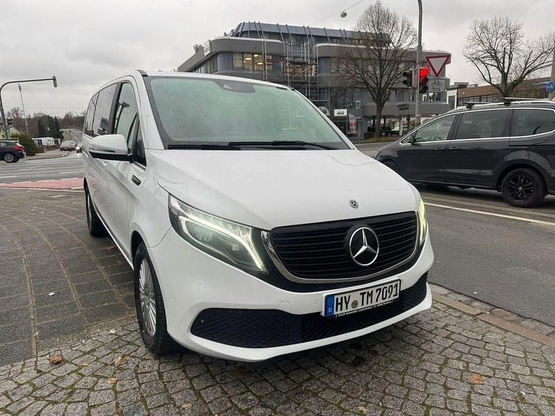 Weiß Gebraucht 2021 Mercedes EQV300 Van / Kleinbus | 32.900 € (Fairer Preis) - Bild 1/4