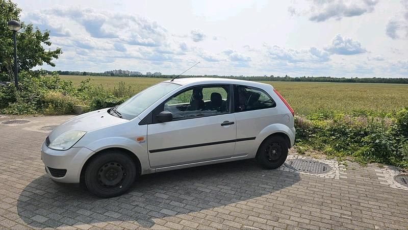 Silber Gebraucht 2004 Ford Fiesta Kleinwagen | 500 € (Superpreis) - Bild 1/4
