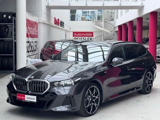 Grau Gebraucht 2025 BMW 520 M Sport Limousine | 55.990 € (Superpreis) - Bild 1/4