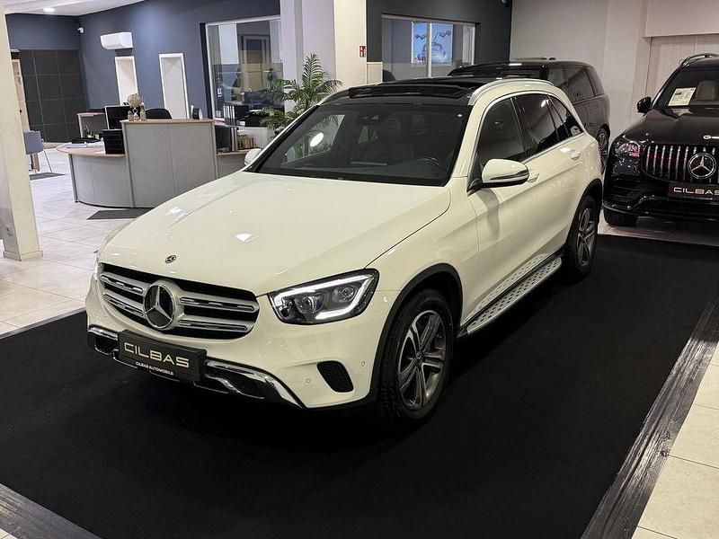 Weiß Gebraucht 2021 Mercedes GLC300 AMG SUV | 36.800 € (Guter Preis) - Bild 1/4