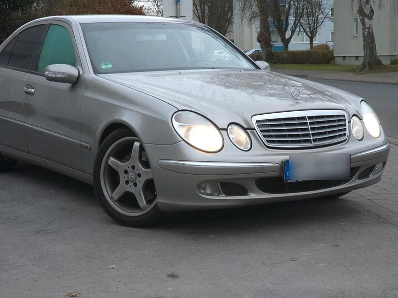 Grau Gebraucht 2002 Mercedes E320 Limousine | 7.500 € (Teuer) - Bild 1/4