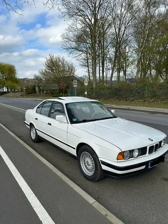 Używany BMW 520 150 KM (110 kW) 1990 Biały Sedan/Limuzyna