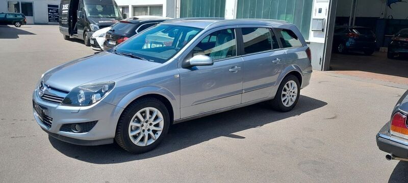 Silber Gebraucht 2009 Opel Astra Innovation Limousine | 4.900 € (Teuer) - Bild 1/4