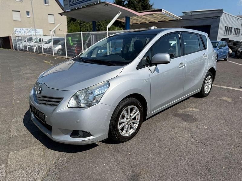 Silber Gebraucht 2011 Toyota Verso Edition Van / Kleinbus | 3.900 € (Fairer Preis) - Bild 1/4