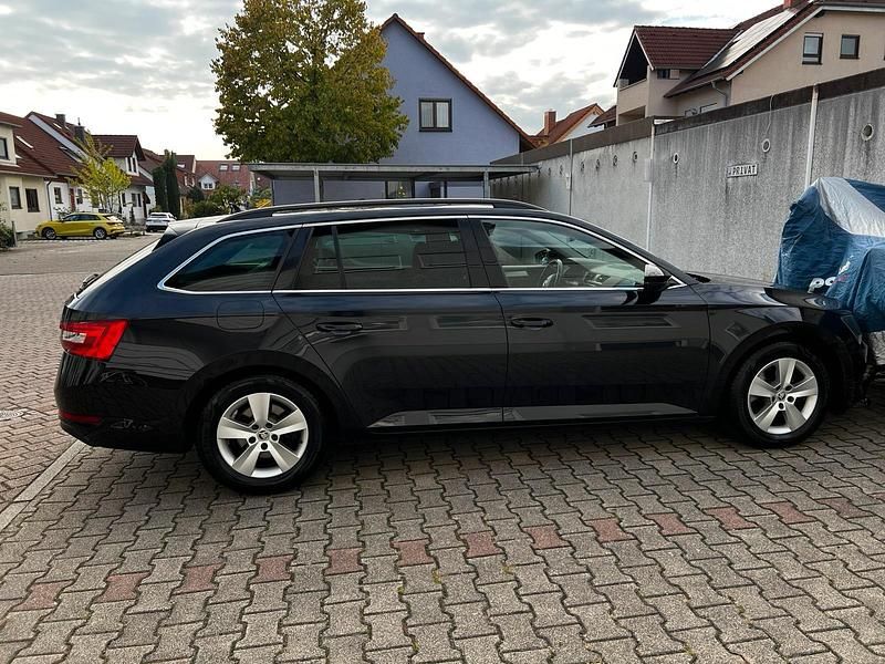 Schwarz Gebraucht 2018 Skoda Superb Kombi | 11.250 € (Guter Preis) - Bild 1/4