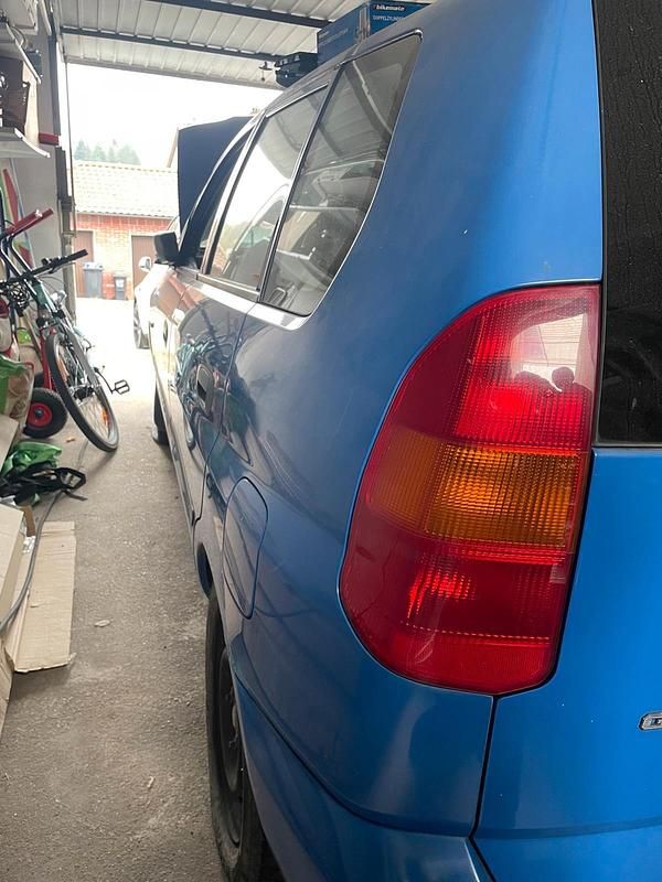 Gebraucht Mitsubishi Space Star 121 PS (88 kW) 1999 Blau Van / Kleinbus