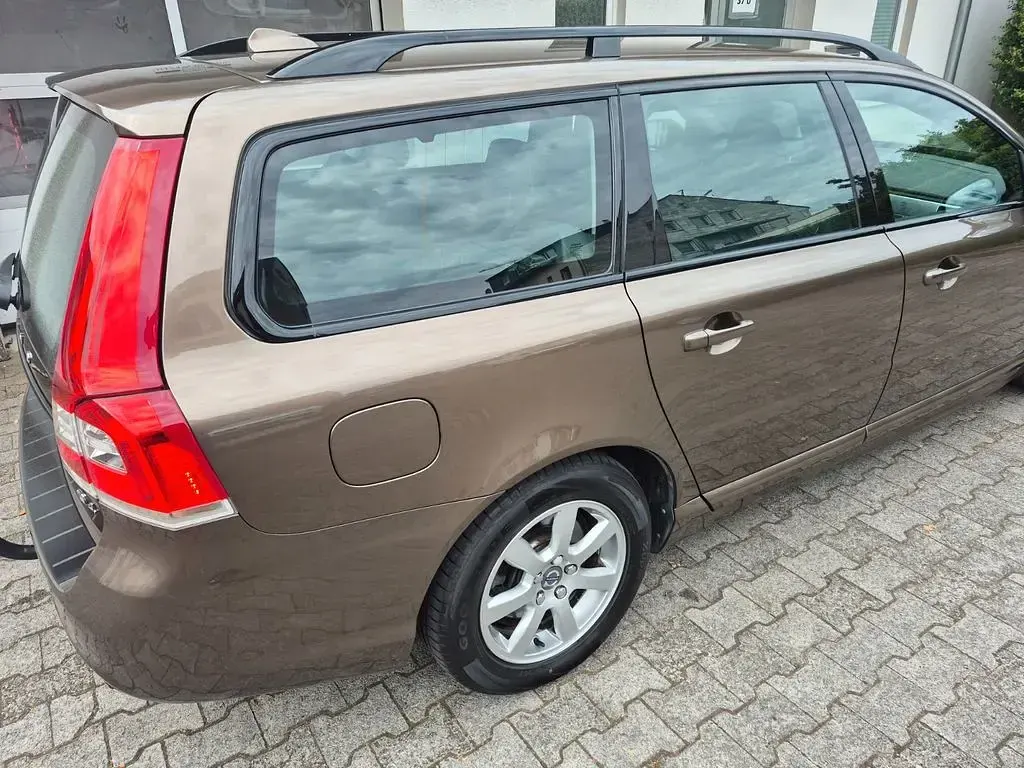 Gebraucht Volvo V70 Summum 181 PS (133 kW) 2016 Blau Kombi