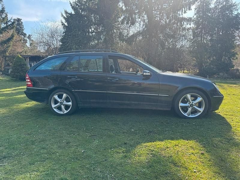 Używany Mercedes C320 218 KM (160 kW) 2004 Czarny Kombi