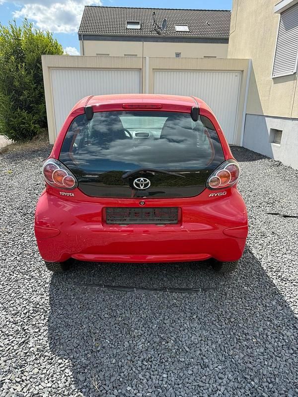 Rot Gebraucht 2009 Toyota Aygo Kleinwagen | 1.000 € - Bild 1/4